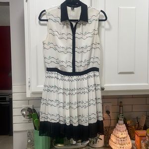 Cute pleated dress sz M